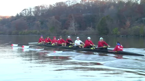 Eight man crew boat rows close to shore Vidéo 998184