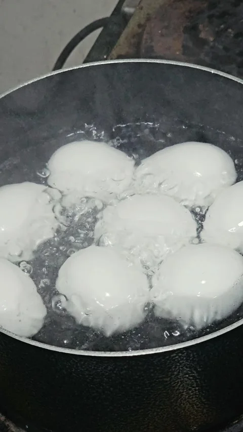 Eight white eggs boiling in a pot of hot water. Stock-Footage 340932701