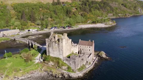 Eilean Donan Castle – Slow to Fast Downward Aerial Dive Vídeos de archivo 323276992