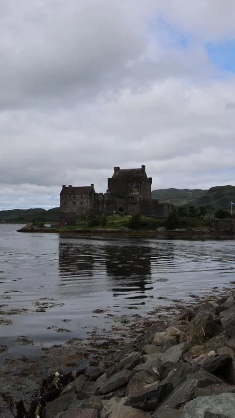 Eilean Donan Castle  - Vertical Stockbeeldmateriaal 341111802