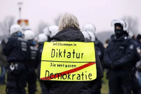 Ein Demonstrant mit einem Schild mit der Aufschrift Willkommen in Diktatur... Stock Photos