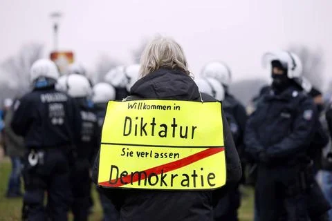 Ein Demonstrant mit einem Schild mit der Aufschrift Willkommen in Diktatur... Stock Photos