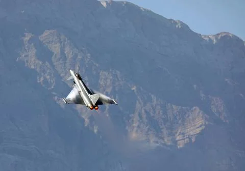  Ein Eurofighter der Luftwaffe führt in der Schweiz eine Leistungsdemonstr.. Stock Photos