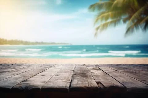 Ein leerer Holztisch an einem tropischen Strand mit einem weichen Bokeh-Hi... Stock Photos