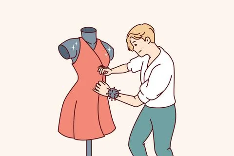 Ein männlicher Modedesigner näht ein Kleid, das an einer Schaufensterpuppe. Foto stock