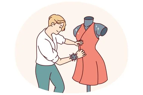 Ein männlicher Modedesigner näht ein Kleid, das an einer Schaufensterpuppe. Stock Photos