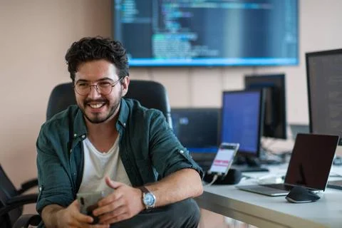 Ein Programmierer testet fleißig Smartphone-Anwendungen A programmer dilig.. Stock-Fotos