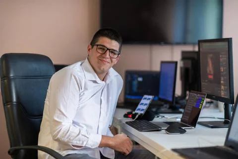 Ein Programmierer testet fleißig Smartphone-Anwendungen, während er in sei. Stock-Fotos