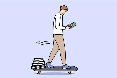 Ein Student liest ein Buch und fährt Skateboard, um sich auf dem Heimweg v.. Stock Photos