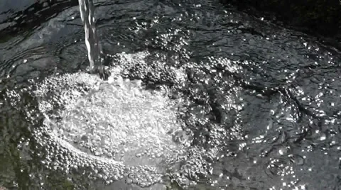 Ein Wasserbrunnen mit Kühen Stock Footage 36333792
