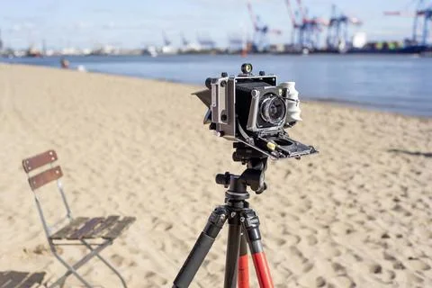  Eine 4x5 Linhof Super Technika Kamera aus München steht am Ufer am Elbstr.. Stock Photos