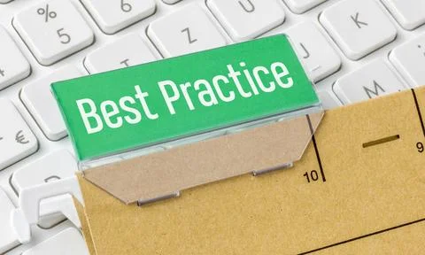 Eine braune Mappe mit der Aufschrift Best Practice A brown file folder lab... Foto stock