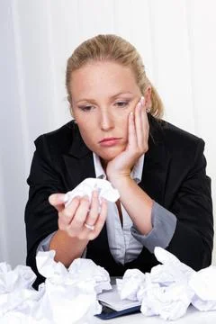 Eine Frau im Büro mit Papierknäuel. Ärger, Stress und Frust am Arbeitsplat Stock Photos