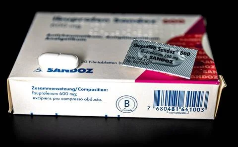   Eine Packung mit Ibuprofen 600mg, welche bei Schmerzen und Fieber Linder... Stock Photos