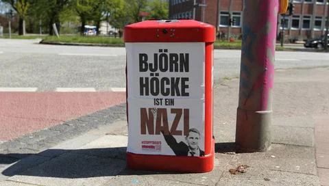 An einen Müllbehälter der Hamburger Stadtreinigung ist ein Plakat mit dem . Stock Photos