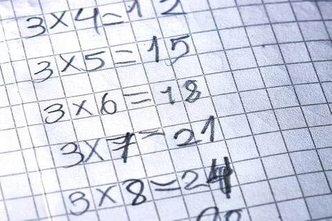 Einfache mathematische Berechnungen, geschrieben von einem Grundschulkind ... Stock Photos