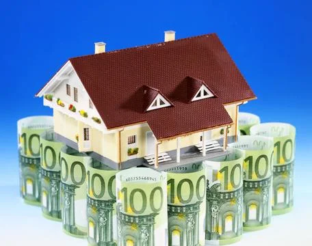 Einfamilienhaus mit 100er Eurobanknoten, Hausfinanzierung, Hypothek, Darle... Stock Photos