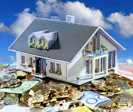 Einfamilienhaus mit Euro-Banknoten und Münzen, Hausfinanzierung, Hypothek,.. Stock Photos