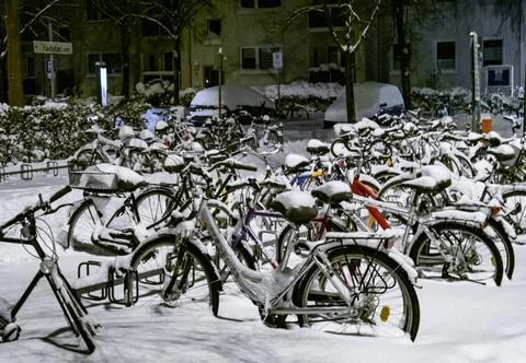 Eingeschneite Fahrräder auf einem Fahrradparkplatz Eingeschneite abgestel.. Stock Photos