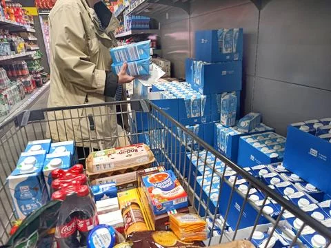 Einkauf in einem Supermarkt oder Discounter zu Zeiten von Inflation. Milch... Stock Photos