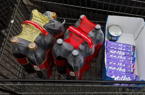   Einkaufswagen mit Coca Cola und Milka - Schokolade *** Shopping cart wit... Stock Photos
