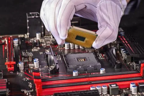 Einsetzen einer CPU in ein Mainboard Eine CPU wird auf einem Mainboard mon... 스톡 사진