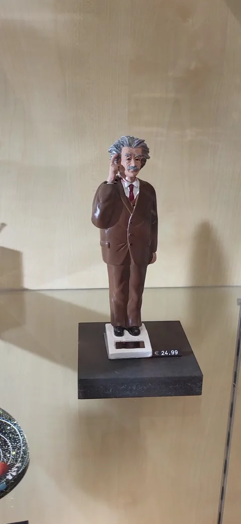 Einstein taps his head with his finger Video stock 295669264