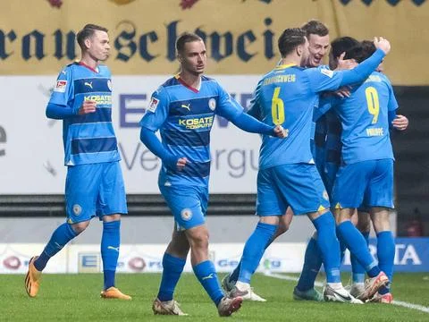  Eintracht Braunschweig jubelt ueber Tor zum 1:3, GER, SV Wehen Wiesbaden ... Stock Photos