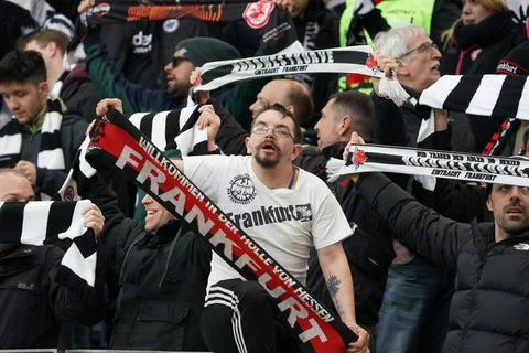 Eintracht Fan heisst den Gegner in der Hölle von Frankfurt willkommen - Fr.. Stock Photos