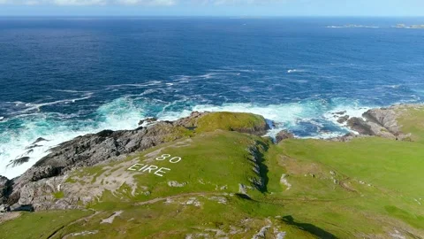 Eire 80 World War II neutrality coast sign. Malin Head, Co. Donegal, Ireland 스톡 동영상 259525525