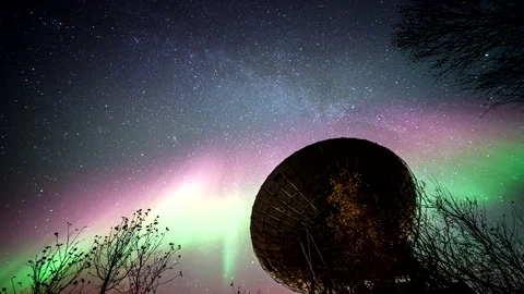 EISCAT parabolic radar to study ionosphere with vivid aurora borealis, Vídeos de archivo 289174648