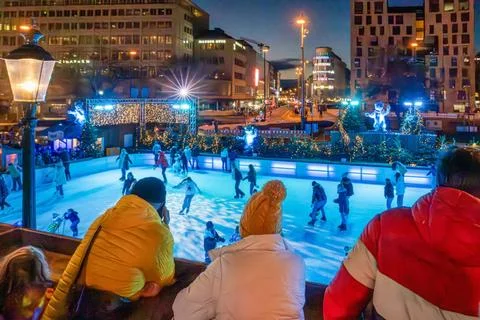  Eislaufen am Stachus, Vergnügen beim Münchner Eiszauber, Dezember 2023 De. Stock Photos