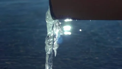 Eiszapfen über Wasser Stock Footage 163642822