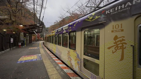 Eizan Train Passing the Autumn Platform at Kibuneguchi Station Stockbeeldmateriaal 348577213