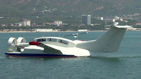 Ekranoplan Oriole is accelerated and deployed at high speed in Gelendzhik Bay. 動画素材 130965138
