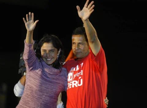  El candidato nacionalista del Peru Ollanta Humala y su esposa, Nadine Her... Stock Photos
