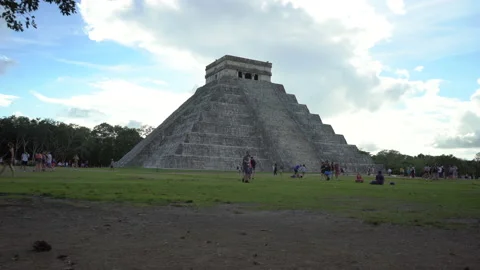 El Castillo The Kukulkan Temple of Chichen Itza, mayan pyramid in Mexico Stock Footage 168580761