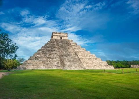 El castillo or temple of kukulkan pyramid, chichen itza, yucatan, mexico Stock Photos