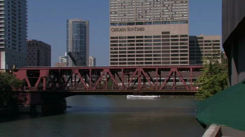 El crosses the Chicago River Video stock 264899