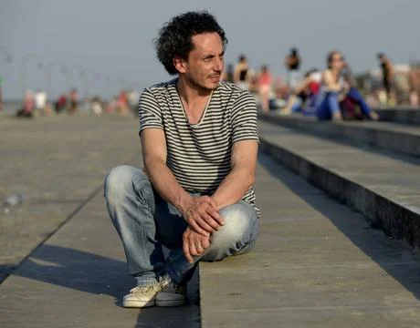  El escritor argentino Felix Bruzzone posa para fotos en la costanera de l... Stock Photos