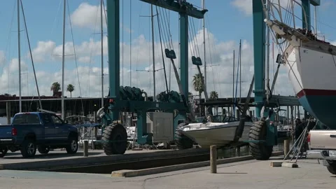 El Lago, TX, US - July 25,2021: Boat getting lifted out of the water for service Stock-Footage 201894936