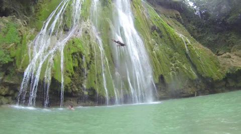 El Limone waterfalls divers 動画素材 35301463