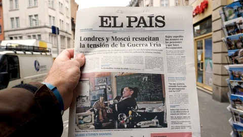 El Pais about dead of Stephen Hawking Stock Footage 87225132
