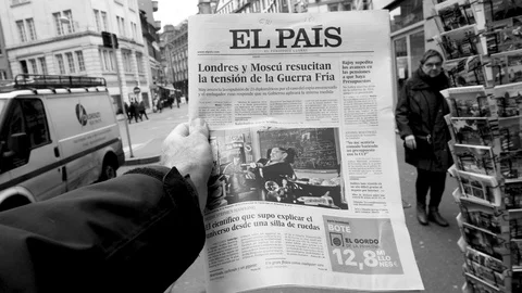 El Pais about dead of Stephen Hawking slow motion Stock Footage 87225178
