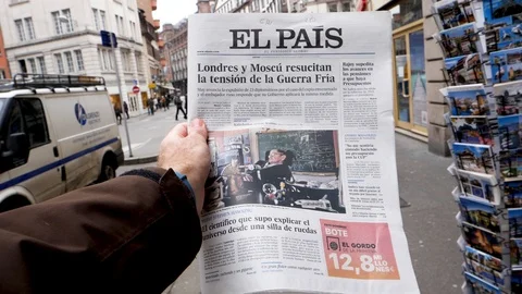 El Pais about dead of Stephen Hawking slow motion Stock Footage 87225212