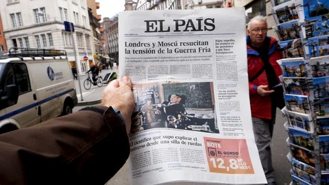 El Pais about dead of Stephen Hawking 库存影片 87225218