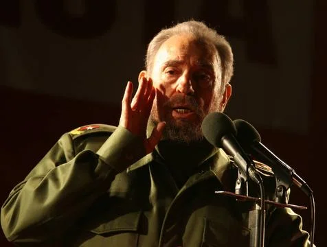  El Presidente de Cuba Fidel Castro habla ante una multitud en un acto en ... Stock Photos