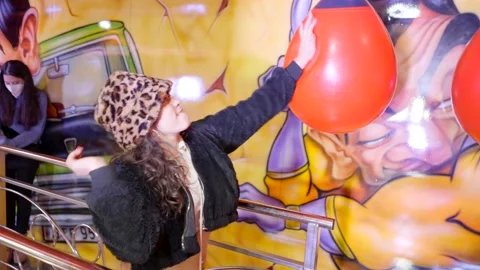 El Show de MR.Bean 4 attraction, Valencia funfair - funny teenage girl Stock Footage 170827651