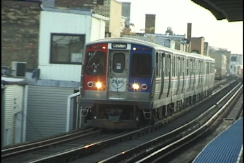 El-Train Passes Station Stockbeeldmateriaal 297027