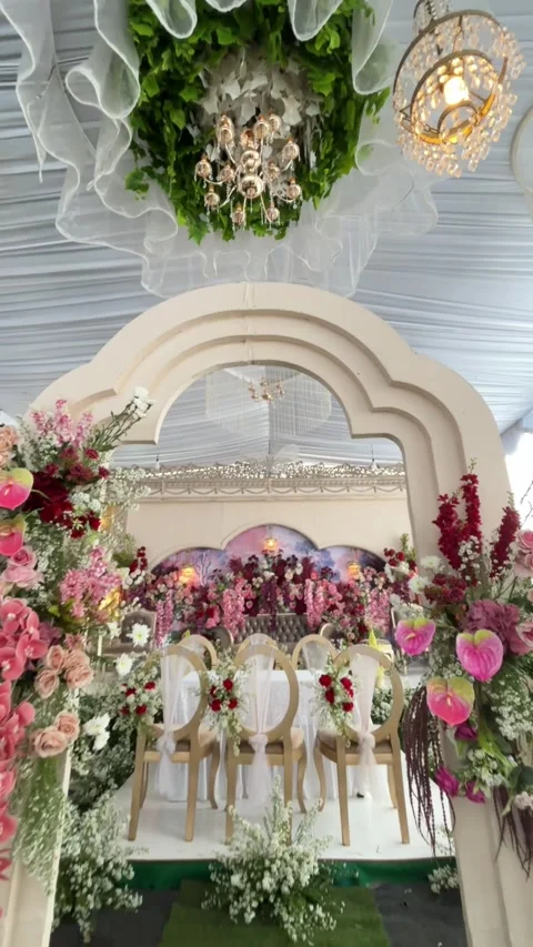Elaborate floral wedding reception setup video footage motion clip Vídeo Stock 333311875